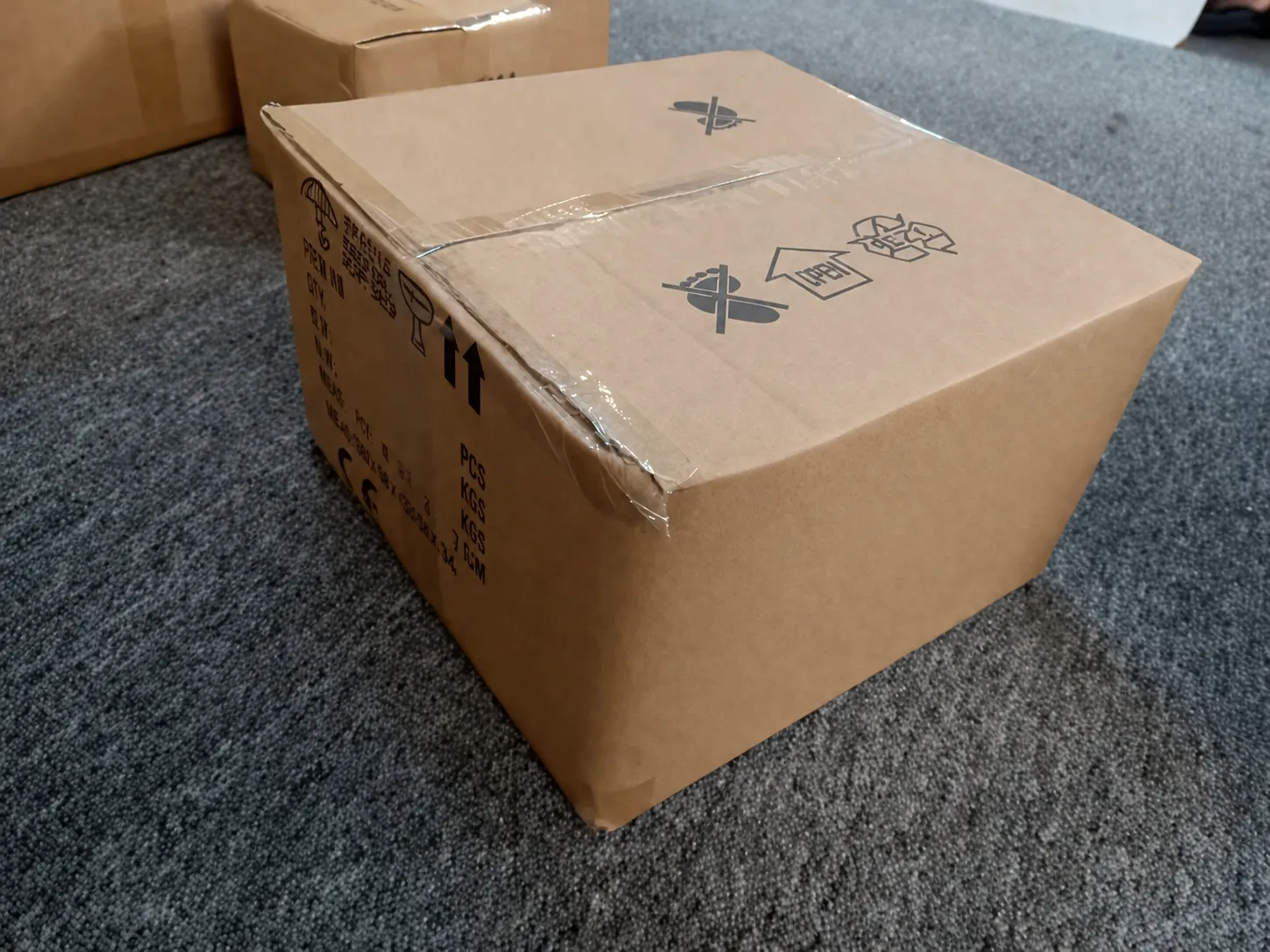 Sealed export carton for pendant lights with fragile handling marks, CE certification, and this-way-up shipping