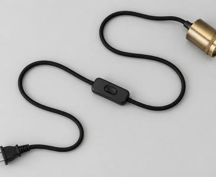 Plug in pendant light cord kit with inline switch and socket